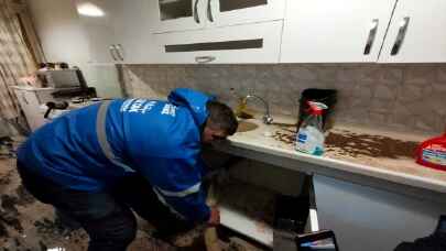 Mersin’de aşırı yağış evlere zarar verdi