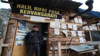 ”Kervansaray” dediği kulübesinin kapısını yolcular için 24 saat açık bırakıyor
