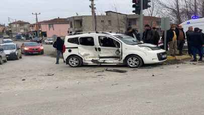 Samsun’da iki hafif ticari aracın çarpıştığı kazada 4 kişi yaralandı