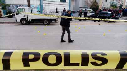 Adana’da otomobilinde silahlı saldırıya uğrayan baba öldü, kızı yaralandı