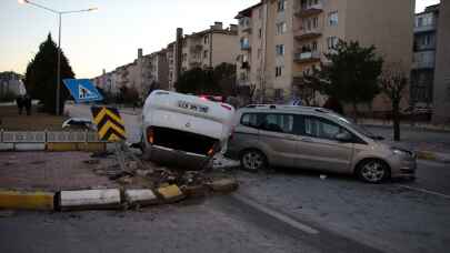 Son Dakika! Uşak’ta feci  trafik kazası, 7 kişi yaralandı