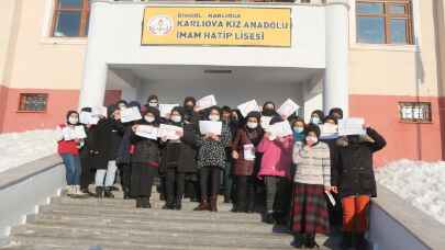 Karlıova’da öğrenciler yarıyıl tatilinin ardından karne sevinci yaşadı