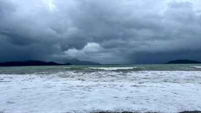 Fethiye’de fırtına 2 metreyi aşan dalgalar oluşturdu