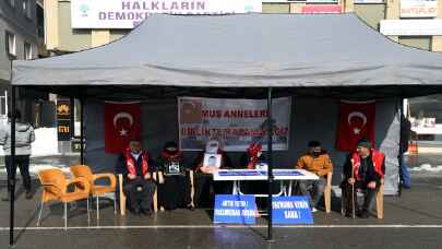 Çocukları PKK’lı teröristlerce kaçırılan aileler HDP önündeki eylemi