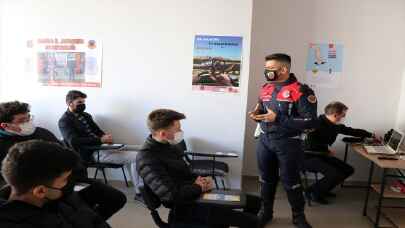 Manisa’da sürücü adaylarına son dersi jandarma ekipleri veriyor