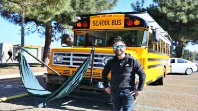 Çocukluk hayali ”school bus”ı karavana dönüştürüp içinde yaşamaya başladı