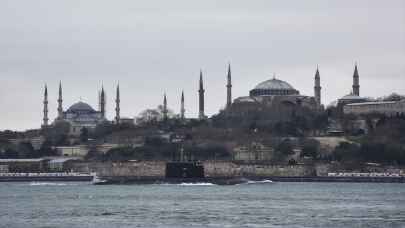 Rus denizaltısı İstanbul Boğazı’ndan geçti