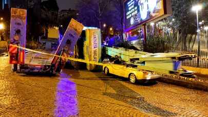 Beşiktaş’ta 3 otomobilin üzerine tır devrildi