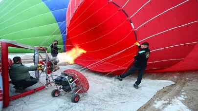 Sevgililer Günü’nde çiftler balon manzaralı Kapadokya’ya akın etti