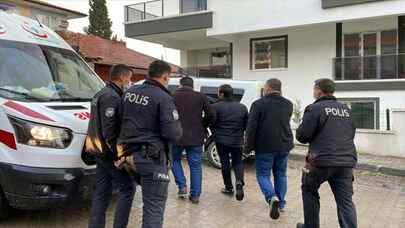 Eşini ve çocuklarını rehin aldı