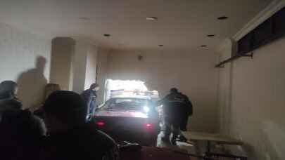 Otomobille iş yerine giren ortağını öldürdü