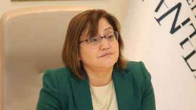 Fatma Şahin mikrofonu unuttu: Tam bir deli