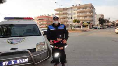 Antalya'da polisten korkan çocuğa üniforma hediye edildi
