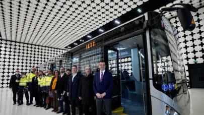 İstanbul'un yeni metrobüsünü yerinde test etti