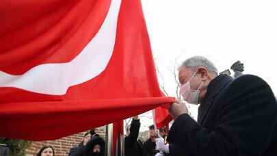 Altın madalyalı bayrak göndere çekildi