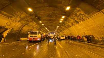 Bitlis'te devam eden kar yağışı yaşamı olumsuz etkiliyor
