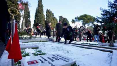 Çanakkale şehitlerine Edirnekapı'da kar altında anma