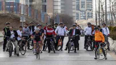 Dışişleri Bakan Yardımcısı Kaymakcı, iklim konusunda farkındalık için pedal çevirdi