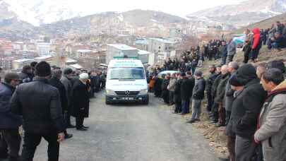HAKKARİ - Küçükçekmece'de çıkan silahlı kavgada ölen 2 kardeş Hakkari'de toprağa verildi