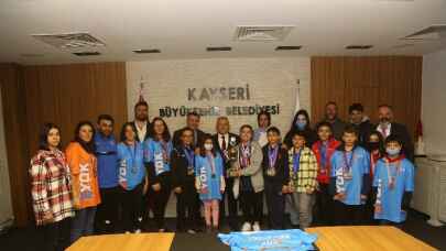 Şampiyonlardan Kayseri Büyükşehir'e ziyaret 