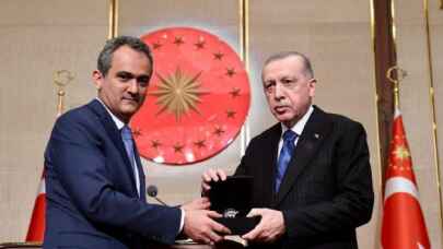 Bursalı öğrencilerin ürettiği ilk saat Cumhurbaşkanı Erdoğan'a takdim edildi