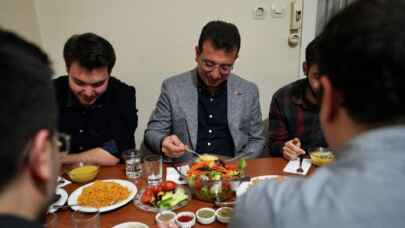 İmamoğlu iftarını 6 tıp öğrencisiyle açtı 