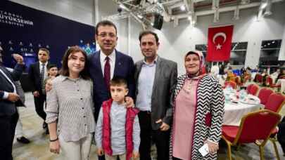 İmamoğlu, iftarını halk ekmek çalışanlarıyla yaptı 