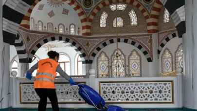 Camilere Ramazan temizliği tüm hızıyla devam ediyor