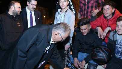 Memduh Büyükkılıç ramazan keyfini 'Bizim Mahalle'de yaşıyor