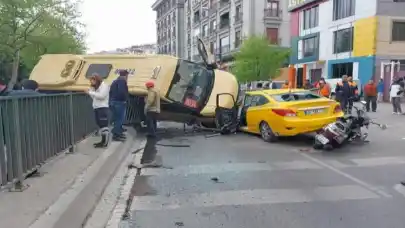Minibüs taksinin üzerine devrildi!