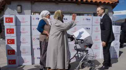 TİKA Sırbistan’ın Novi Pazar kentinde ramazan kumanyası dağıttı