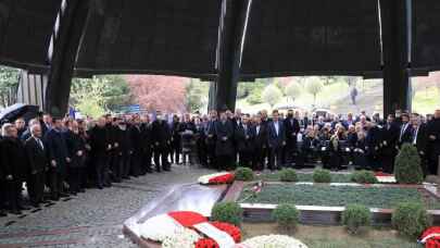 Turgut Özal mezarı başında anıldı