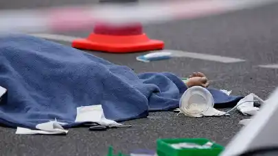 Berlin'de bir araç kalabalığın arasına daldı