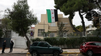 Amman'da, Suriye Büyükelçiliği'nde bayrak değişti