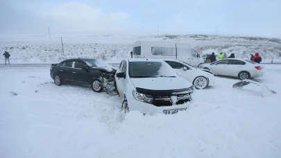 Kars'ta 8 aracın karıştığı zincirleme kaza meydana geldi