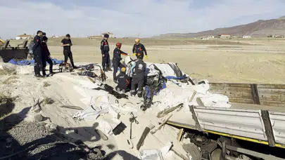 Aksaray’da tır şarampole düştü: Sürücü kum altında kalarak hayatını kaybetti