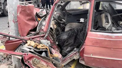 Aksaray'da otomobil direğe çarptı: Yaşlı çifti ölüm ayırdı!