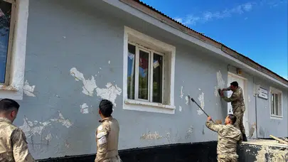 Karlıova’da jandarmadan ilkokula bakım ve onarım çalışması