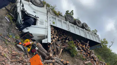 Samsun'da kamyon şarampole devrildi: Sürücü hayatını kaybetti
