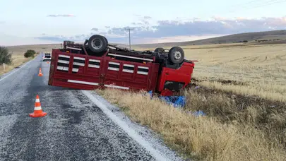 Afyonkarahisar'da kamyonet devrildi: 3 kişi yaralandı!