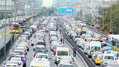 İstanbul'da trafik felç oldu: Sabah saatlerinde yoğunluk yüzde 64'e çıktı!