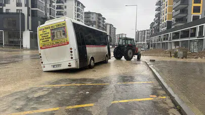 Edirne’de yol çöktü, minibüs içine düştü!