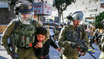 İsrailli işgalciler Batı Şeria'da Filistinlilerin evine baskın düzenledi