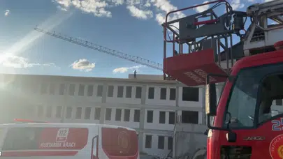 Erzincan'da yevmiyelerini alamayan işçiler çatıya çıkarak eylem yaptı!