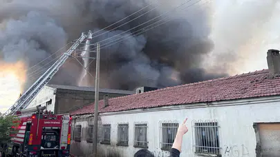 İzmir'de depo yangını!