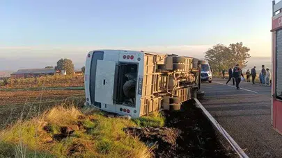 Uşak Eşme'de tarım işçilerini taşıyan midibüs devrildi: 23 yaralı