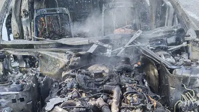 Bahçe’de seyir halindeki otomobil alev aldı