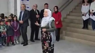 29 Ekim Cumhuriyet Bayramı'nda şiir okuyan 70 yaşındaki kadının videosu beğeni topladı