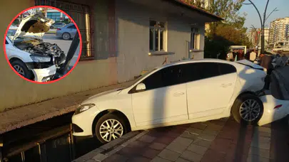 Malatya'da savrulan araç, evin balkonuna girdi: 2'si çocuk 3 yaralı