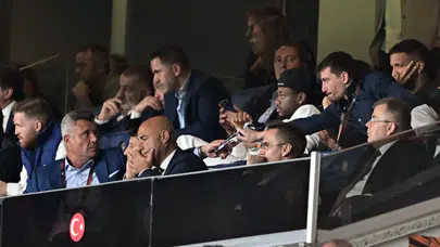 Sadettin Saran'ın bir bakışı yetti: Becao ve Duran buz kesti